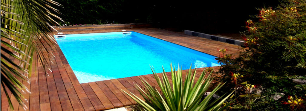 piscine entourée par une terrasse en bois exotique réalisée par occia conception bois à au grau d'agde