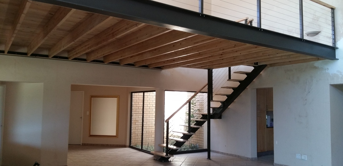 mezzanine sur mesure en bois et métal design posée par l'entreprise occia à pezenas près de béziers