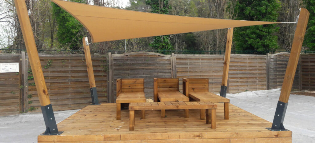 pergola en toile posée sur une terrasse en bois dans un camping posé par occia conception bois a vias