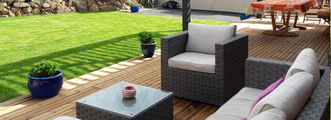 salon de jardin sur terrasse bois