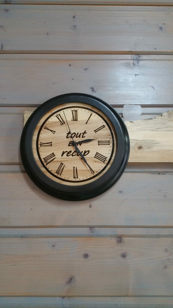 Horloge en fer et bois