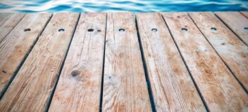 terrasse en bois abîmé