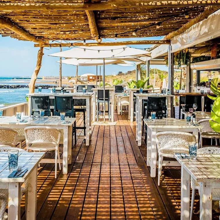 Terrasse et pergolas du restaurant de plage Chiringuito à Vias