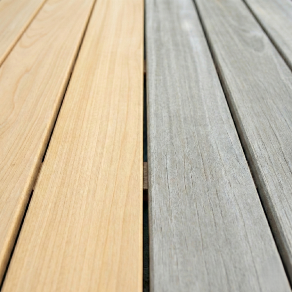 Lames de terrasse Accoya rabotées : finition gris argenté et naturel clair pour aménagement extérieur