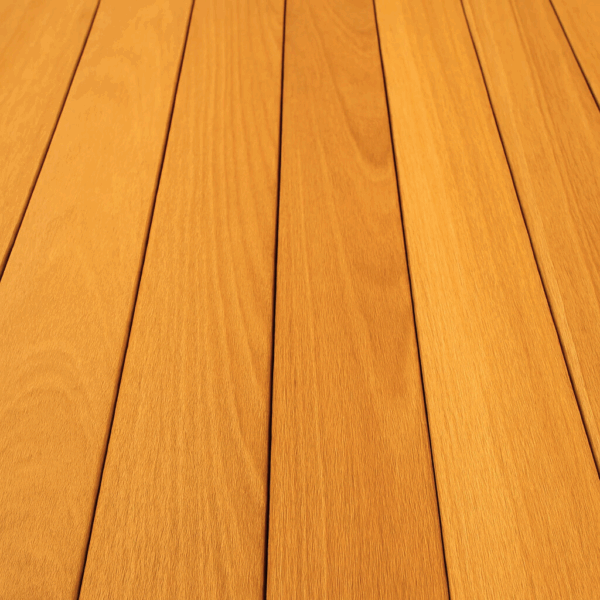 Zoom sur les lames de bois Muiracatiara, idéales pour une terrasse haut de gamme. Ce bois d’Amérique du Sud séduit par sa richesse chromatique allant du doré au brun avec des veines foncées uniques. Une solution durable, esthétique et chaleureuse pour tous vos aménagements extérieurs.