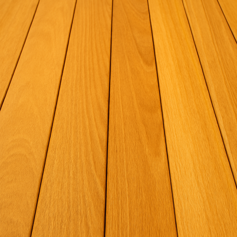 Zoom sur les lames de bois Muiracatiara, idéales pour une terrasse haut de gamme. Ce bois d’Amérique du Sud séduit par sa richesse chromatique allant du doré au brun avec des veines foncées uniques. Une solution durable, esthétique et chaleureuse pour tous vos aménagements extérieurs.