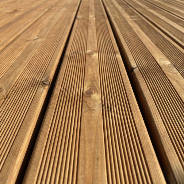 Lames de terrasse en pin sylvestre traité autoclave avec stries antidérapantes, finition rainurée
