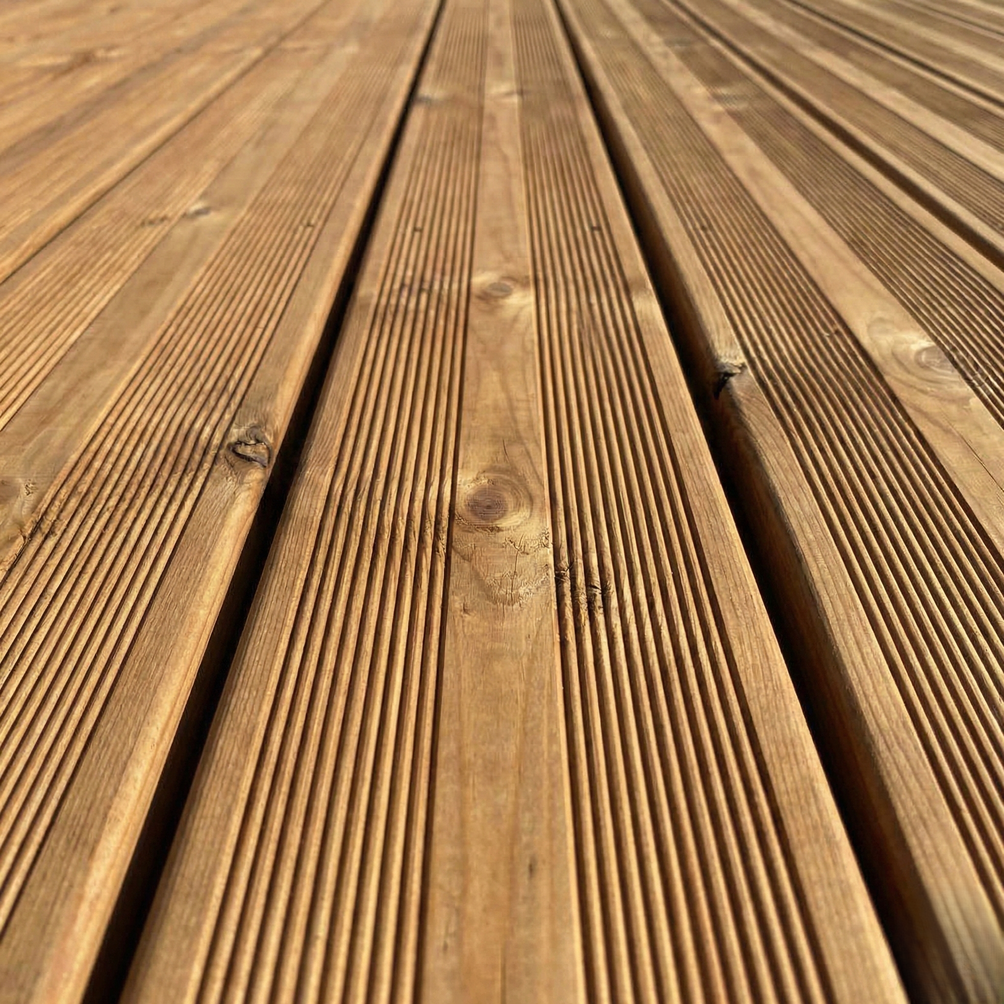 Lames de terrasse en pin sylvestre traité autoclave avec stries antidérapantes, finition rainurée