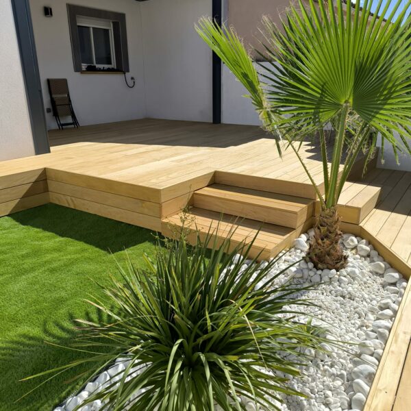 Terrasse en bois Garapa avec aménagement paysager moderne, pergola bioclimatique et gazon synthétique