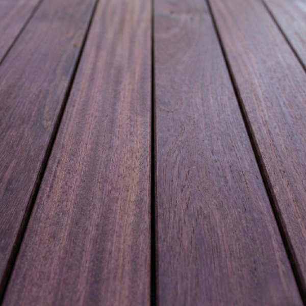 Lames de terrasse en bois Amarante Purpleheart, couleur violet brun naturel, bois exotique haut de gamme