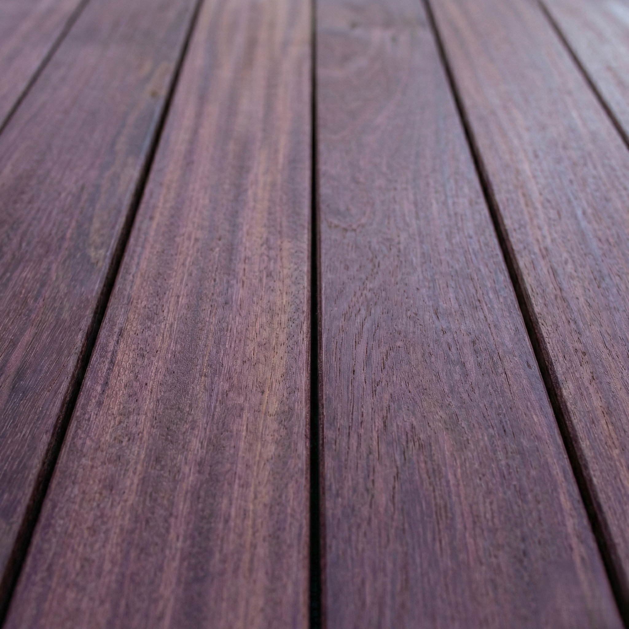 Lames de terrasse en bois Amarante Purpleheart, couleur violet brun naturel, bois exotique haut de gamme