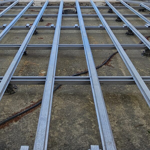 Structure en acier Terrassteel sur plots réglables pour terrasse bois, installation en cours à Agde