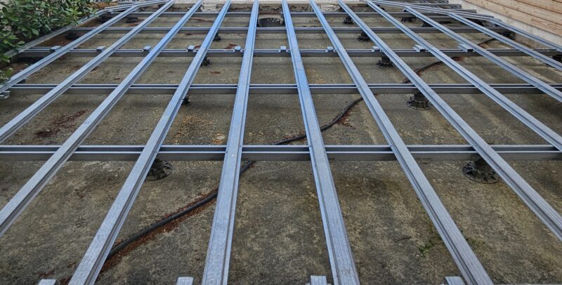 Structure en acier Terrassteel sur plots réglables pour terrasse bois, installation en cours à Agde