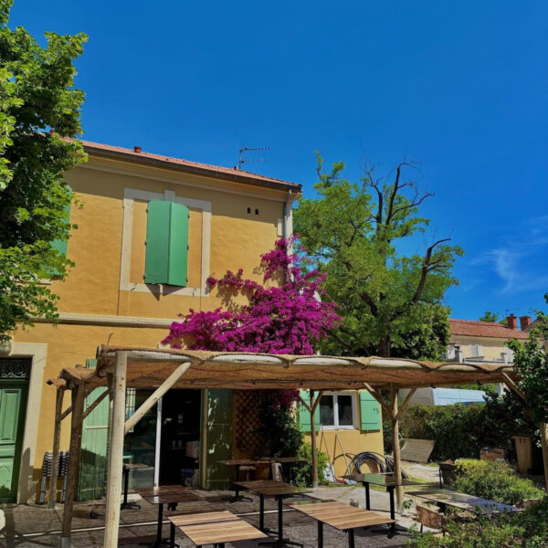 Vue extérieure d'une pergola en bois avec toiture végétale en coco tressée
