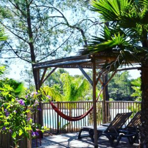 Pergola en bois d’eucalyptus installée sur l’emplacement d’un camping avec coin détente