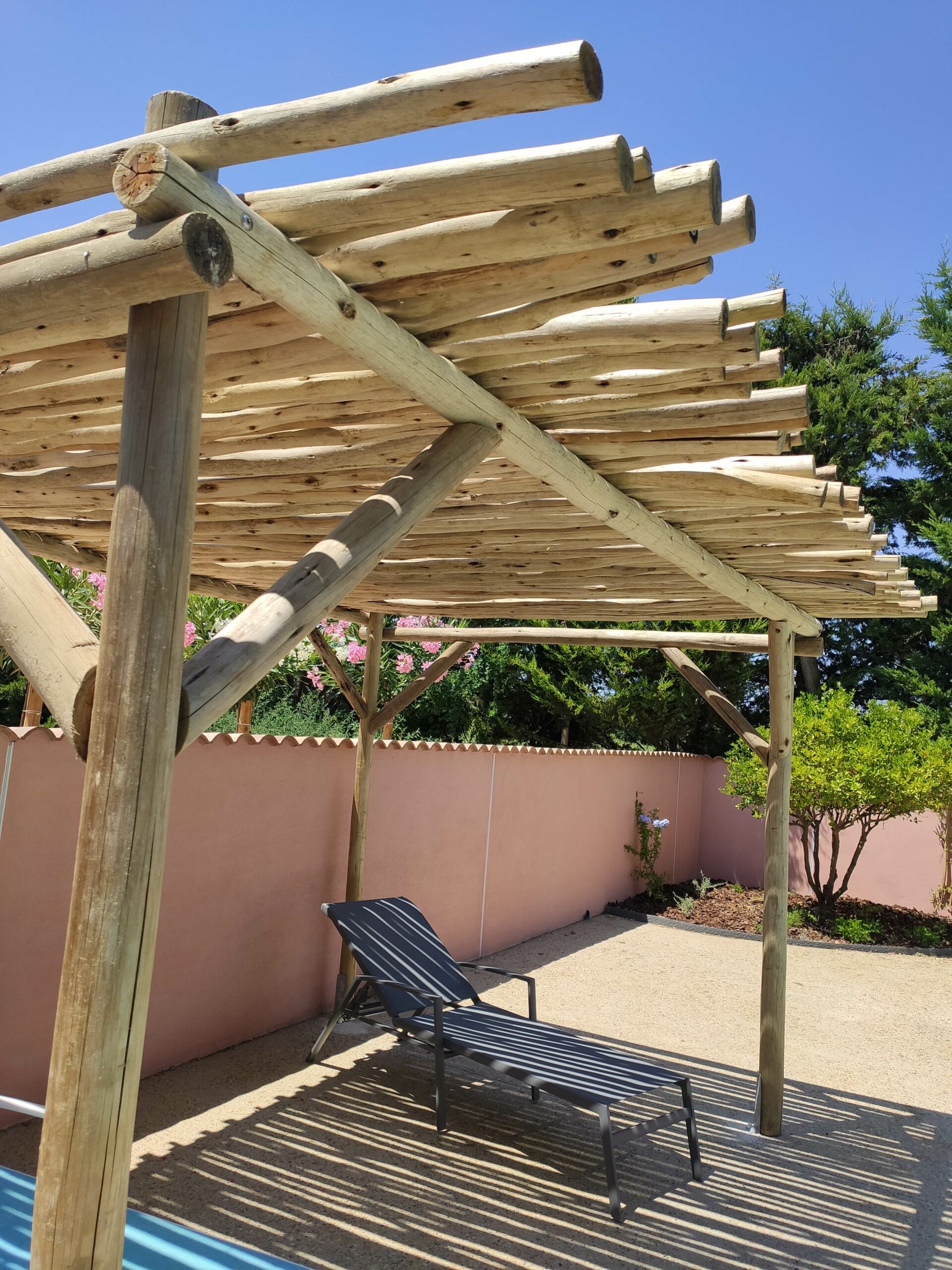 pergolas en eucalyptus avec rondins resserrés