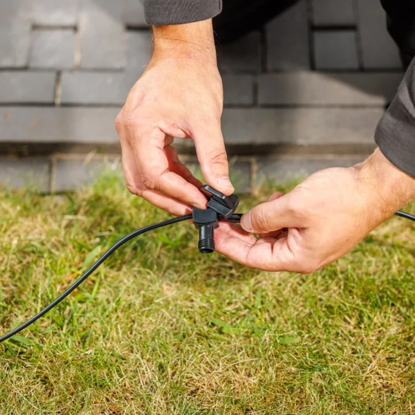 Installation connecteur Lightpro sur câble 12V pelouse main système plug-and-play facile