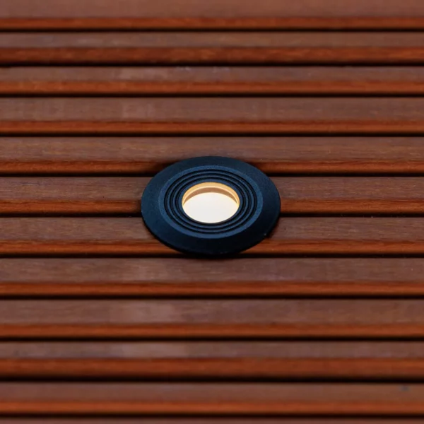Installation spot encastré Onyx 30 RA dans terrasse bois exotique éclairage LED ambiance