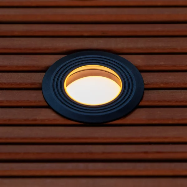 Installation spot encastré Onyx 60 RA dans terrasse bois avec verre clair éclairage LED blanc chaud
