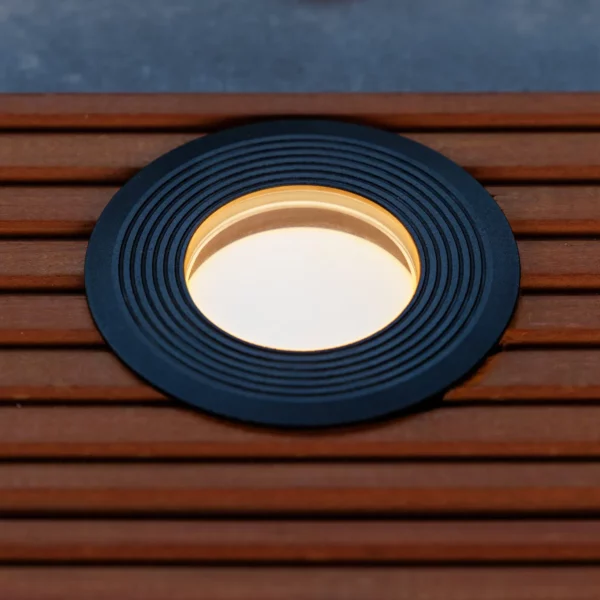 Installation spot encastré Onyx 90 RA dans terrasse bois avec verre clair éclairage LED intense 76 lumens