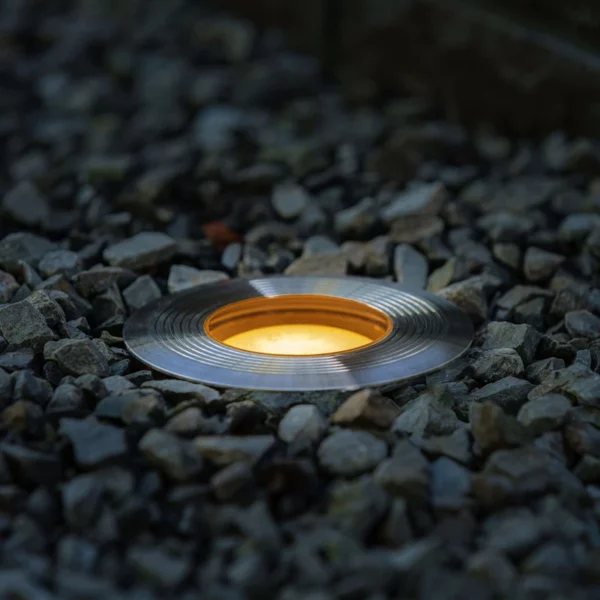 Installation spot encastré Onyx 90 RS inox 316 dans gravier décoratif éclairage LED nocturne jardin ambiance