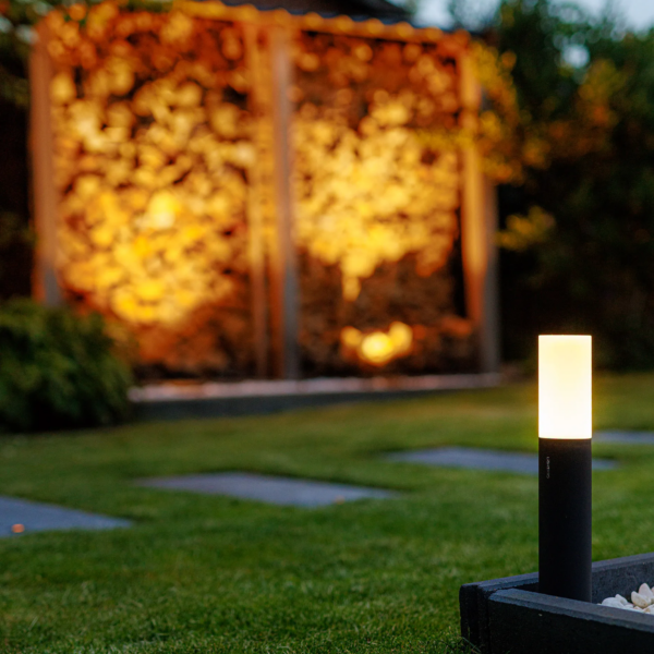 Borne LED dimmable Oberon Lo 42cm éclairant terrasse jardin de nuit
