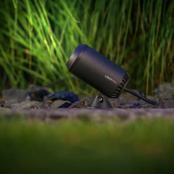 Spot LED dimmable 12V Castor 8 Lightpro installé jardin extérieur