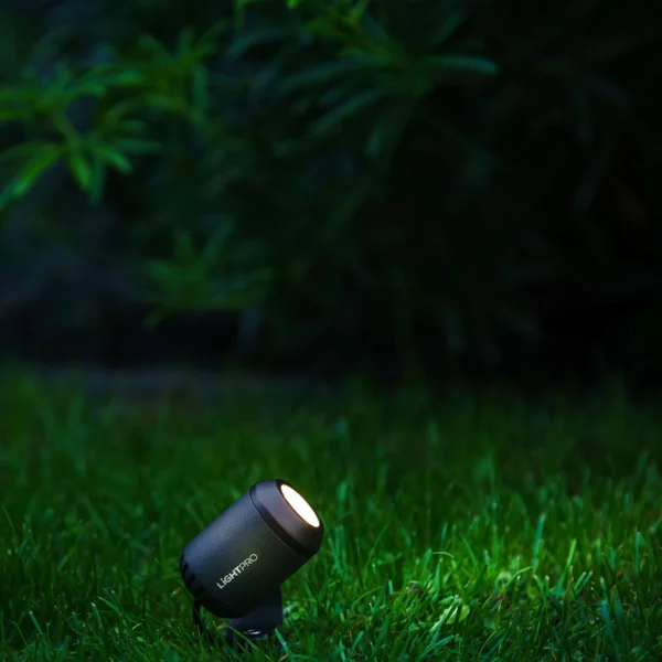 Spot LED orientable 12V Juno 4 Lightpro installé dans gazon jardin