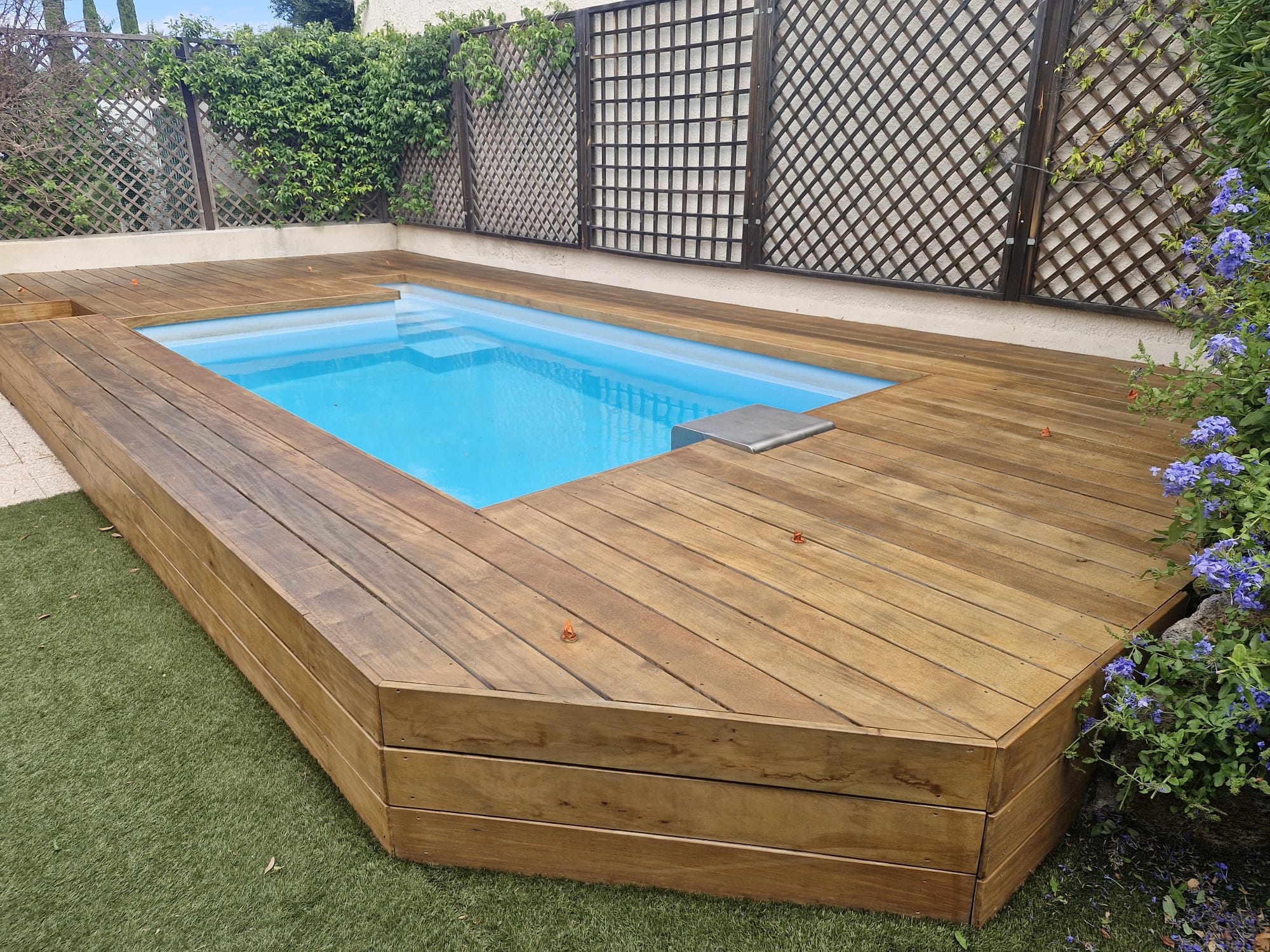 Terrasse en bois autour d'une piscine traitée avec le saturateur Protext Owatrol teinte Miel
